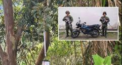 Adelante, la moto recuperada tras una semana en la vereda Travesías. Atrás, el carnet encontrado en El Roblal de Briceño. FOTO: Cortesía