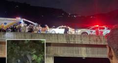 Adelante, el motociclista accidentado junto a una columna del puente. Atrás, altura de la estructura. FOTO: Cortesía Denuncias Antioquia.