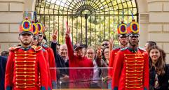 El presidente Gustavo Petro junto a la espada de Simón Bolívar, en el regreso de este objeto histórico a la Quinta del Libertador, en el centro de Bogotá. Foto: Presidencia