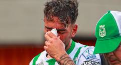 Facundo Batista cuando debió abandonar el partido ante Alianza en el Polideportivo Sur de Envigado. FOTO MANUEL SALDARRIAGA