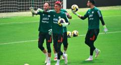 En la imagen se observa a los tres porteros de la convocatoria: David Ospina, Kevin Mier y Camilo Vargas, en un ambiente de alegría. FOTO AFP