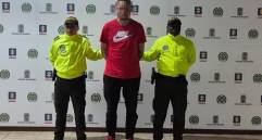 Alias Pulga, de 31 años, tras su detención por miembros de la Policía. FOTO: Cortesía