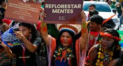 Delegaciones, activistas y pueblos indígenas ocuparon las calles de Belém durante la primera semana de la COP30, exigiendo compromisos climáticos más ambiciosos. FOTO AFP