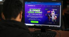 Joven de la comuna visitando la página de ParcheTek y la invitación a co-crear su primer videojuego - Foto: El Colombiano
