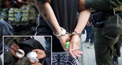 Uno de los capturados durante la acción policial junto a la droga incautada. FOTO: Cortesía