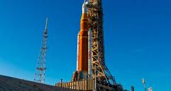 El enorme cohete SLS de la misión Artemis II, en la que cuatro astronautas orbitarán la Luna. FOTO: Tomada de X @NASA