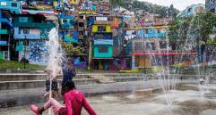 Hoy uno de los sitios con más atractivos en Medellín es el barrio Manrique, donde está ubicado el graffitti más grande de la ciudad, de casi 15 mil metros cuadrados de extensión. Foto: Julio César Herrera Echeverri