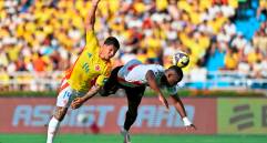Juan Camilo Hernández estuvo bien referenciado por los defensores peruanos en el duelo frente a los incas. FOTO GETTY