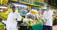 Encargados en la Plaza Minorista recogiendo los alimentos que terminará convertidos en mercados para los más necesitados de la ciudad. FOTO: Cortesía