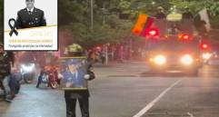 Adelante, el bombero Iván Posada quien falleció el domingo. Atrás, caravana en su honor. FOTO: Cortesía