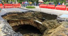 Así quedó el hueco producido por una socavación en la Avenida de El Poblado. Foto: Andrés Camilo Suárez Echeverry