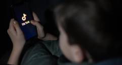 TikTok se encuentra bajo la lupa de las autoridades francesas que acusan a la plataforma de fomentar contenidos peligrosos para la salud mental de los jóvenes y niños. FOTO: Getty 