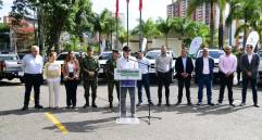 El gobernador de Antioquia, Andrés Julián Rendón, entregó seis camionetas blindadas a la Séptima División del Ejército Nacional. En el acto se refirió de los avances de la Tasa durante el año que ha estado vigente y defendió el cobro ante los cuestionamientos del sector empresarial para frenar el tributo. FOTO: Cortesía Gobernación de Antioquia