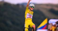 El esloveno Tadej Pogacar celebra su victoria en la etapa 14 del Tour de Francia. FOTO GETTY 