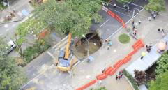 Este hueco fue el que provocó el cierre total de la avenida El Poblado, a la altura del hotel Dann Carlton, durante la noche del martes y la mañana del miércoles. Desde el mediodía se empezó a dar paso. FOTO: CAMILO SUÁREZ