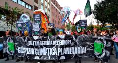 Activistas, comunidades indígenas y organizaciones ambientales tomaron las calles de Belém para exigir una transición justa y mayor ambición climática en la COP30. FOTO Getty