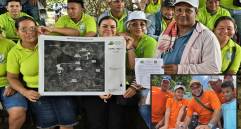 Algunos de los beneficiarios con la entrega de los lotes recuperados. FOTO: Cortesía