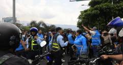 Motociclistas e indígenas se enfrentaron en la glorieta de La Alpujarra ante los bloqueos que pretendían hacer los manifestantes. FOTO: CAMILO SUÁREZ