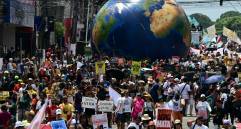 Miles de manifestantes salieron a las calles exigiendo un acuerdo que proteja a la selva del Amazonas además de promover la terminación del uso de hidrocarburos. Foto: AFP