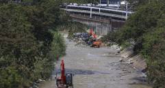 Intervención socavones del río Medellín entre la estación Sabaneta y la estación Poblado. Foto: Manuel Saldarriaga Quintero.