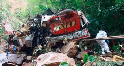 Así quedó el bus tras el accidente que ocurrió el pasado 14 de diciembre en el punto de referencia (PR) 12 de la vía entre Remedios y Zaragoza. Autoridades investigan si las fallas mecánicas ocasionaron la tragedia. FOTO: Manuel Saldarriaga