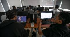 Jóvenes de Medellín comienzan a formarse como programadores Back-end y Front-end en la comuna 13