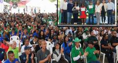 Adelante, los cinco homenajeados por su aporte. Atrás, los 500 recicladores invitados a la celebración. FOTO: Cortesía