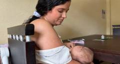 Imagen de la madre amamantando a su bebé en su hogar. FOTO: Cortesía