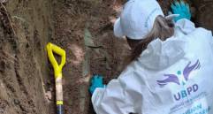 Una funcionaria de la Ubpd durante las labores de recuperación de un cuerpo. FOTO: Cortesía