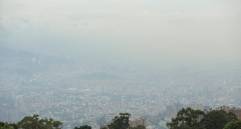 En Medellín, la calidad del aire sigue siendo un desafío cotidiano en tanto la ciudad avanza en entender qué contienen las partículas que flotan sobre sus calles. FOTO Camilo Suárez