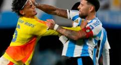 El futbolista colombiano Richard Ríos y el argentino Nicolás Otamendi tuvieron varios encontrones en el partido Colombia-Argentina por eliminatorias en junio. FOTO: AFP