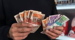 El salario mínimo es la base de referencia para más de 70 tarifas, servicios y costos en la economía colombiana, lo que amplifica el efecto de cualquier incremento. FOTO: Getty
