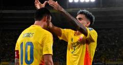 Luis Díaz, quien ha confesado que James Rodríguez es uno de sus ídolos, coronó al volante colombiano en el Metropolitano de Barranquilla. FOTO AFP 