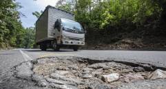 El tramo entre El Santuario y Caño Alegre de la autopista Medellín - Bogotá es uno de los más deteriorados desde que quedó en manos del Invías en 2018. FOTO: Esneyder Gutiérrez Cardona.