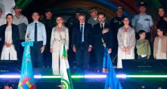 El alcalde Federico Gutiérrez (Izq.), el presidente electo Abelardo De la Espriella (centro) y el gobernador Andrés Julián Rendón (Der.), cada uno con sus familias. FOTO MANUEL SALDARRIAGA
