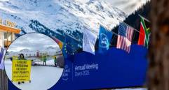 De acuerdo con Greenpeace, en los últimos años se ha triplicado el uso de jets privados para llegar a Davos, Suiza. Fotos: Greenpeace y Foro Económico Mundial