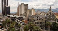 En Medellín se presenta un fenómeno conocido como “vaciamiento social”. En términos simples, implica que la población local, incapaz de competir con precios internacionales, termina desplazada hacia las periferias metropolitanas. Foto: Edwin Bustamante 