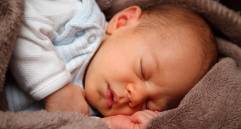 El contacto piel con piel inmediato tras el parto ayuda al recién nacido a mantener su temperatura, reducir el llanto y fortalecer el vínculo con su madre. FOTO Pixabay