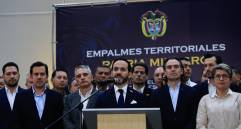 El presidente electo Abelardo De la Espriella junto a mandatarios regionales y locales. FOTO: EL COLOMBIANO