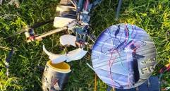 El dron hallado a 5.4 kilómetros de la rampa militar del Comando Aéreo de Transporte Militar (Catam) contaba con un detonador improvisado en una jeringa. Fotos: Cortesía 