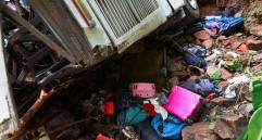 Tanto el día del accidente como en los posteriores, personas inescrupulosas dañaron equipajes para sustraer vestuarios, joyas y equipos que transportaban los estudiantes implicados en este siniestro en el sector Belén, de Remedios, Antioquia. FOTO: MANUEL SALDARRIAGA