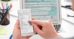 En barrios de ladera y corregimientos, la topografía y la falta de infraestructura dejan a miles de familias con conexiones inestables. FOTO: Getty