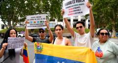 Venezolanos residentes en Argentina se manifestaron este domingo para protestar por la posible presencia de Maduro en la VII Cumbre de la Celac. FOTO: AGENCIA EFE