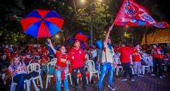 En todas las comunas de la ciudad se pusieron pantallas gigantes para que los hinchas vieran el juego.
