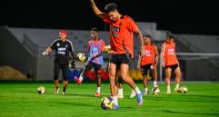 Luis Díaz disfruta el entrenamiento. En los recuadros, Luis Suárez y Kevin Mier. FOTO GETTY-FCF