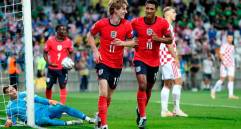Los jugadores Anthony Gordon y Jude Bellingham celebran en la victoria 7-0 de Inglaterra sobre Croacia. Ambos marcaron y sus goles fueron a los 39 y 21 minutos, respectivamente. FOTO GETTY