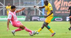 Con su triunfo a domicilio 1-2 ante Envigado, el Bucaramanga asumió el liderato de la Liga Beplay con 27 puntos. FOTO COLPRENSA 