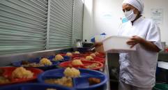 Con los recursos provenientes del impuesto vehicular se financia la alimentación en los colegios y se apoya a madres gestantes, menores de cinco años y adultos mayores vulnerables. FOTO: Cortesía Gobernación de Antioquia