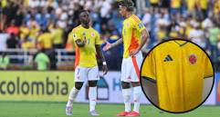 La nueva camiseta de la Selección Colombia cambiaría los detalles naranjados a colores azul y rojo como la bandera nacional. Fotos: Getty Images y FootyHeadliners