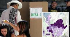 Adelante, en morado, los municipios con mayor riesgo. Atrás, una jornada de votación en Ituango. Foto: EL COLOMBIANO